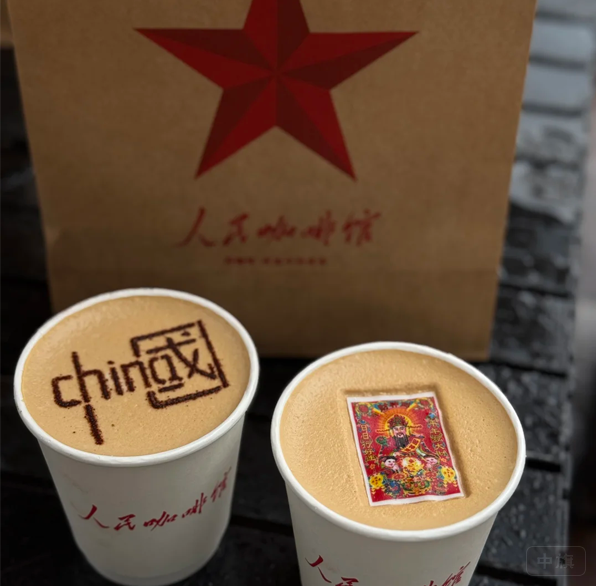 人民咖啡館 紙袋上的LOGO也是，明顯違規